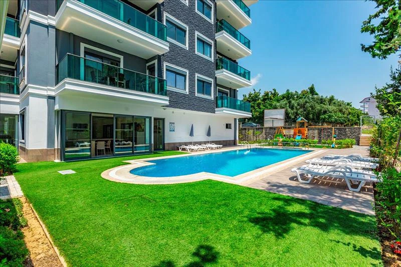 Резиденция с бассейнами в 550 метрах от пляжа, в центре Авсаллара, Алания, Турция