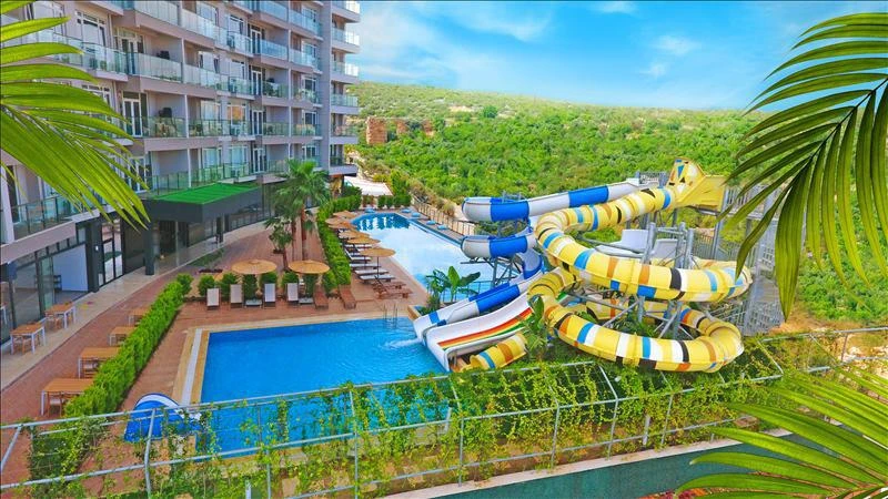 Резиденция с бассейнами, аквапарком и спа-центром в 80 метрах от моря, Мерсин, Турция